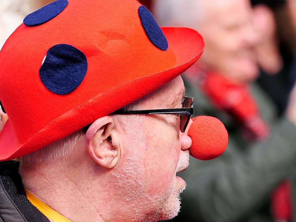 Bei bestem, sonnigem Fasnetwetter wurde in Staufen die Fasnet wieder mit einem Riesenaufgebot an Schelmen, Mittwochern und Schnurrewiebern erffnet. Das Rathaus fiel und Faust hatte die schwere Wahl zwischen drei Gretchen.