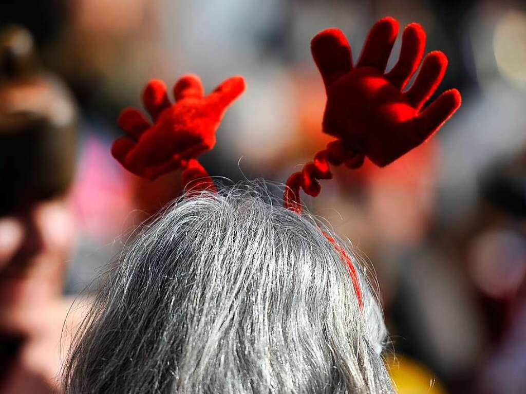 Bei bestem, sonnigem Fasnetwetter wurde in Staufen die Fasnet wieder mit einem Riesenaufgebot an Schelmen, Mittwochern und Schnurrewiebern erffnet. Das Rathaus fiel und Faust hatte die schwere Wahl zwischen drei Gretchen.