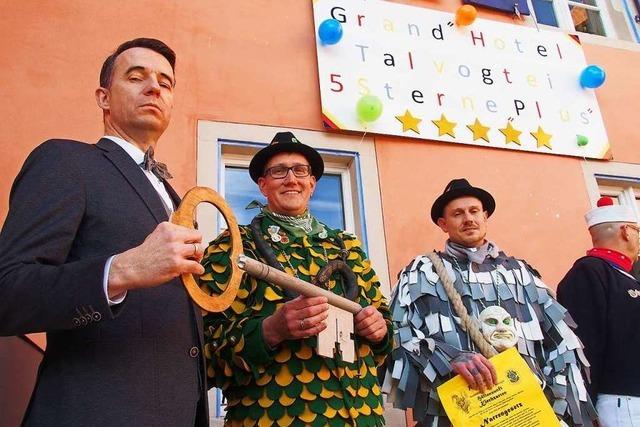 Kirchzartens Bürgermeister Andreas Hall beugt sich den Narren und übergibt die Rathausschlüssel