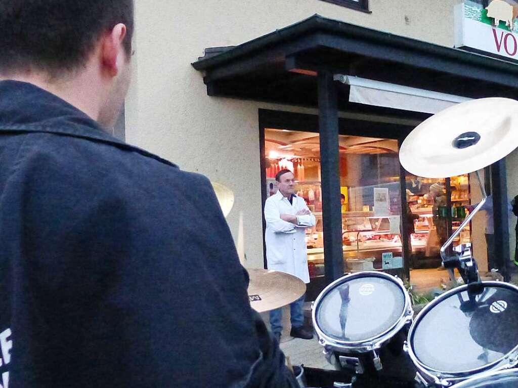 Schon am frhen Morgen sind die Nodeschrottler in Ehrenstetten unterwegs, bringen vor der Metzgerei Vordisch ein nrrisches Stndchen, strken sich drinnen mit einem Frhstck fr die Aufgaben des Tages und ziehen dann weiter zum Rathaus.