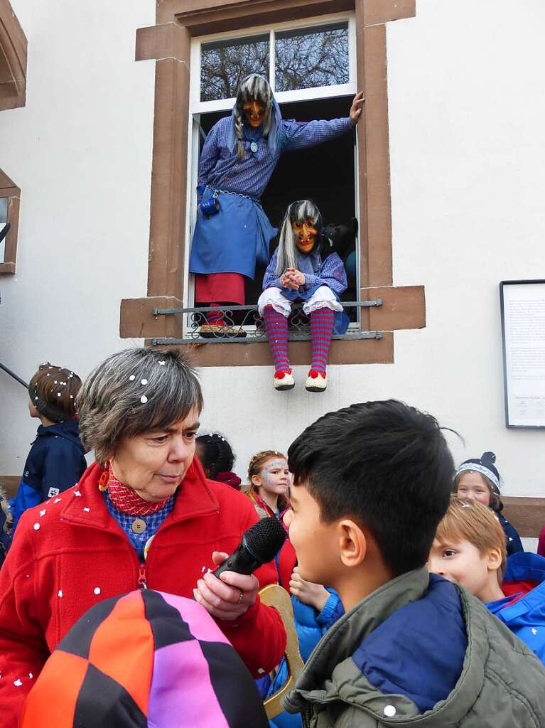 Die Windigen Eckhexen haben den Platz des Brgermeisters im Fenster eingenommen, die Kinder erlutern derweil am Mikrofon ihre Wnsche an die Gemeinde.