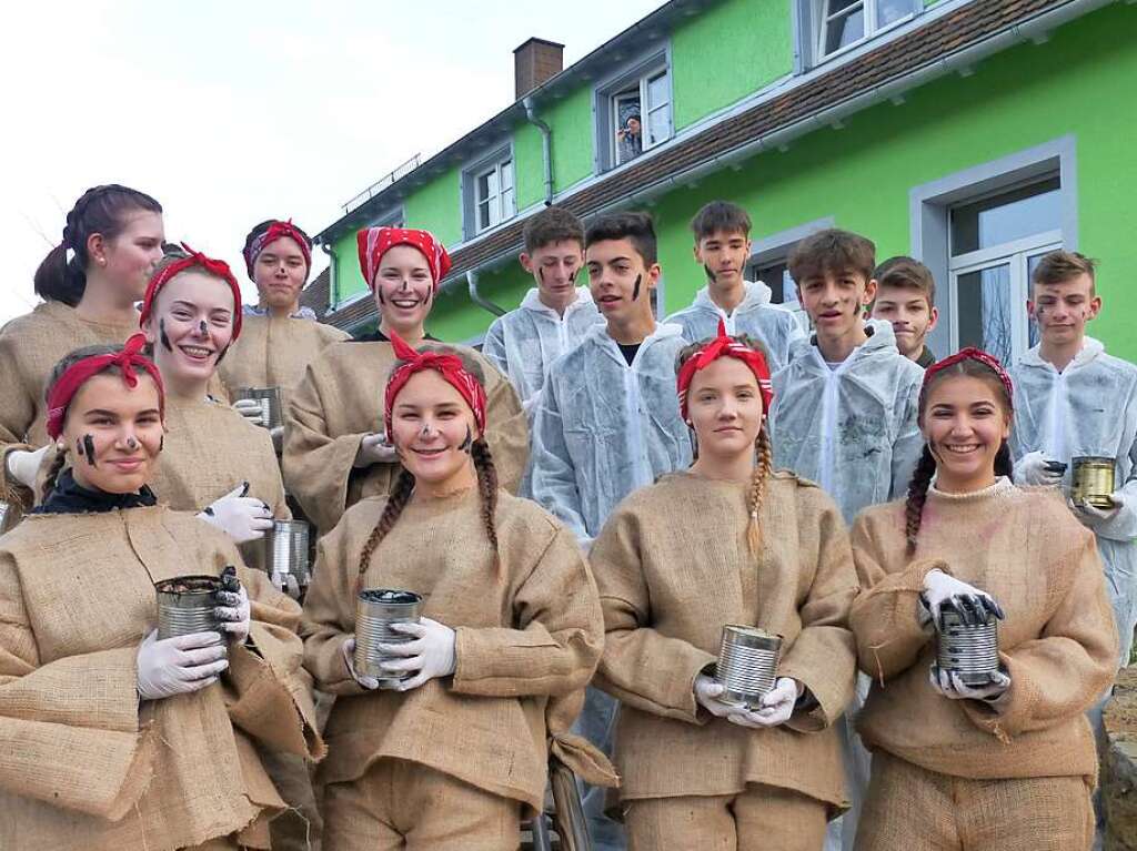 Auch die Bren, meist Neuntklssler, statten dem Kindergarten einen Besuch ab. Sie haben in Bchsen ihre schwarze Schmiere dabei.