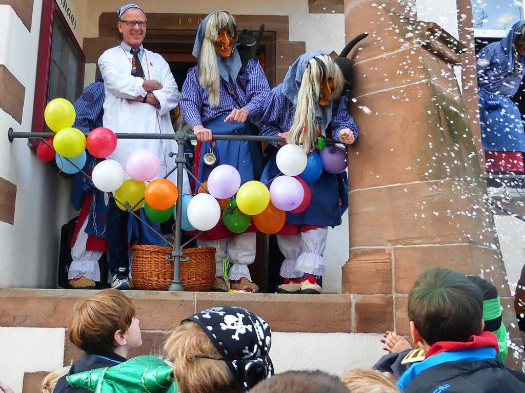 Nrrisches Treiben am Wittnauer Rathaus