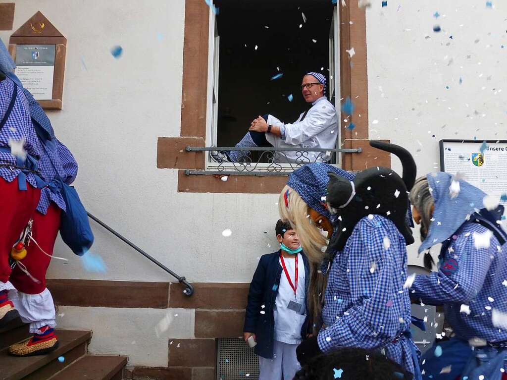 Noch fhlt sich Wittnaus Brgermeister Jrg Kindel sicher in seinem Fenster, doch die Windigen Eckhexen nahen bereits...