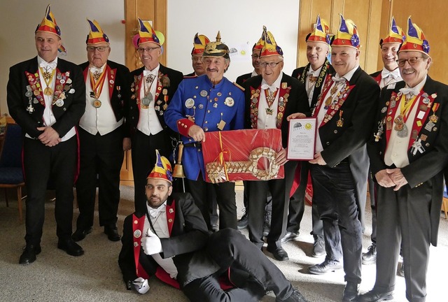 Die Herren vom  Elferrat halten bis As...Schlssel zum Rathaus in ihren Hnden.  | Foto: Michael Gottstein