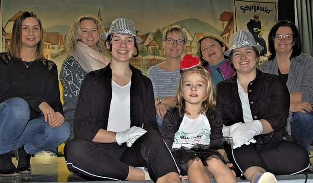 Larissa Mhlhaus, Laura Eckerle und Sh...n links) mit ihrem Trainerinnen-Team.   | Foto: Wolfgang Beck