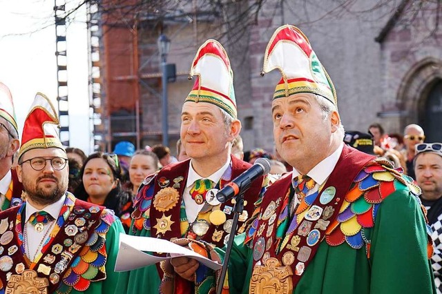 Raus mit dem Rathausschlssel fordert ...echts) mit seinen nrrischen Kollegen.  | Foto: Julius Wilhelm Steckmeister