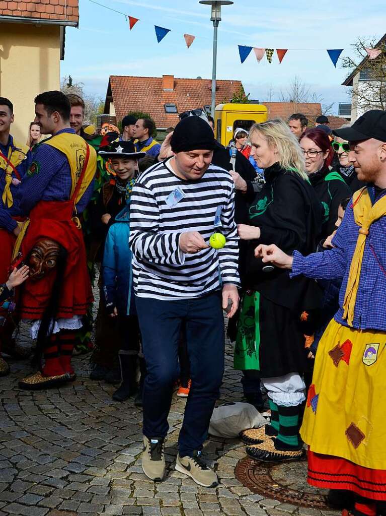 Patrick Becker muss sich noch einen Eierlauf gegen ein Kind liefern.