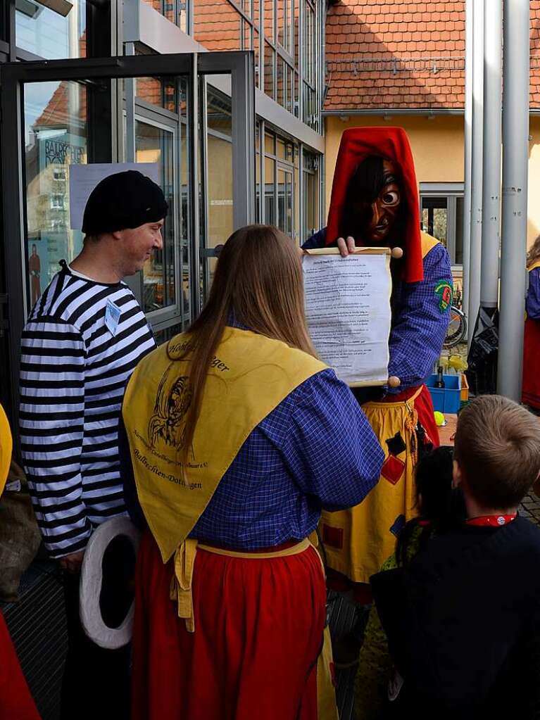 Zeremonienmeisterin Laura Heidermann verliest die Fasnachtsregeln.