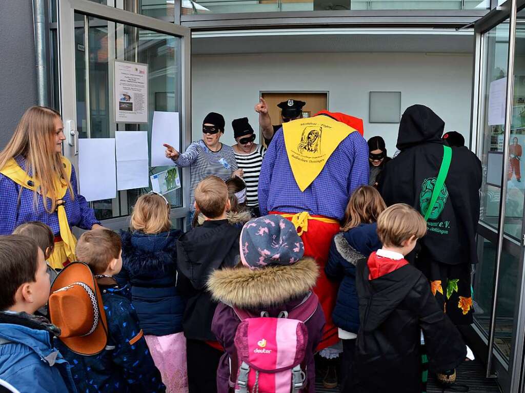 Die Kinder suchen den Brgermeister.