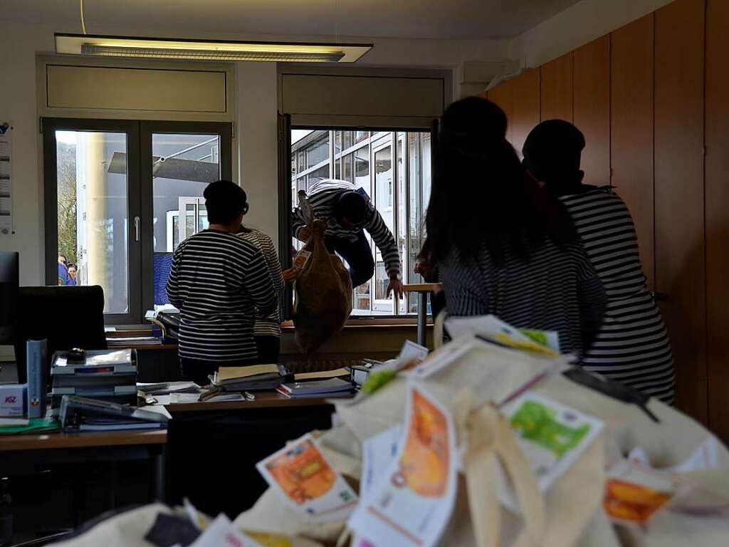 Der Brgermeister  flchtet als Bankruber aus der benachbarten Bank ins Rathaus, wo er seine Beute versteckt.