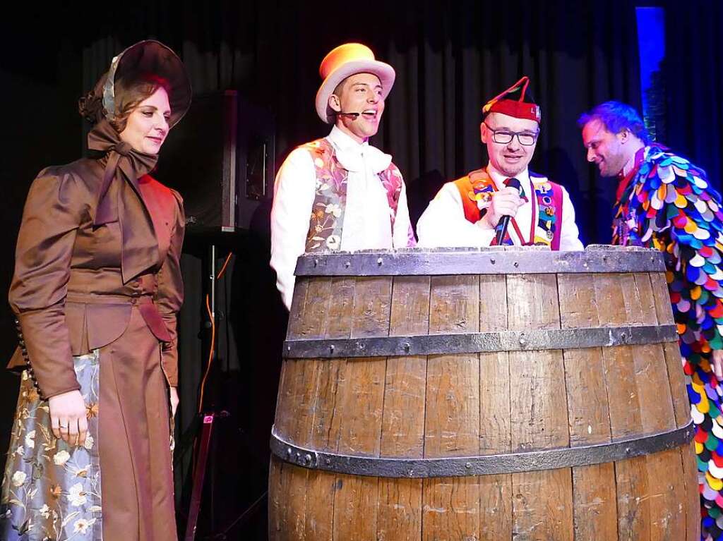 Zum Narrenhock der Althistorischen Narrenzunft im Keller unter dem Ritterhaus schunkelt am Schmutzigen Donnerstag die Stadtprominenz ber die Bnke.