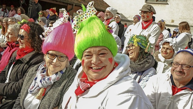 Viele Nrrinnen und Narren verfolgten das Spektakel im Rathaushof mit.   | Foto: Sandra Decoux-Kone