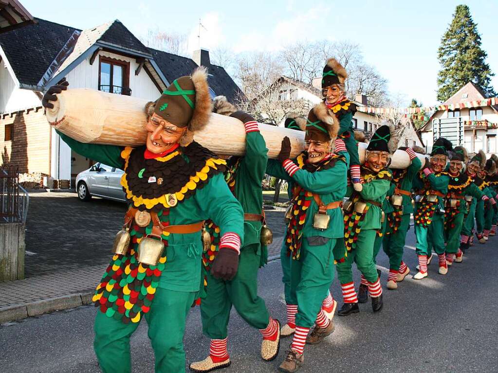 Auf den Schultern der Dengele wird der Narrenbaum an seinen Platz getragen.