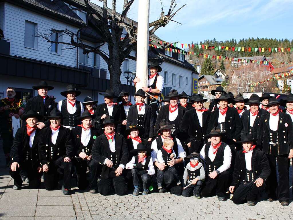 Die Zimmermannszunft stellte mit Muskelkraft und Holzscheren den Narrenbaum.