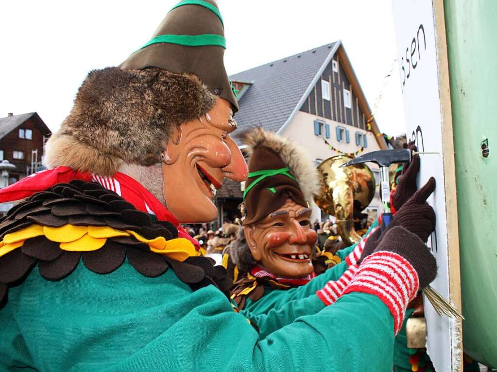 Mit Ngel und Heuballen wurde der Brgermeister samt den Rathausangestellten im Rathaus eingesperrt.