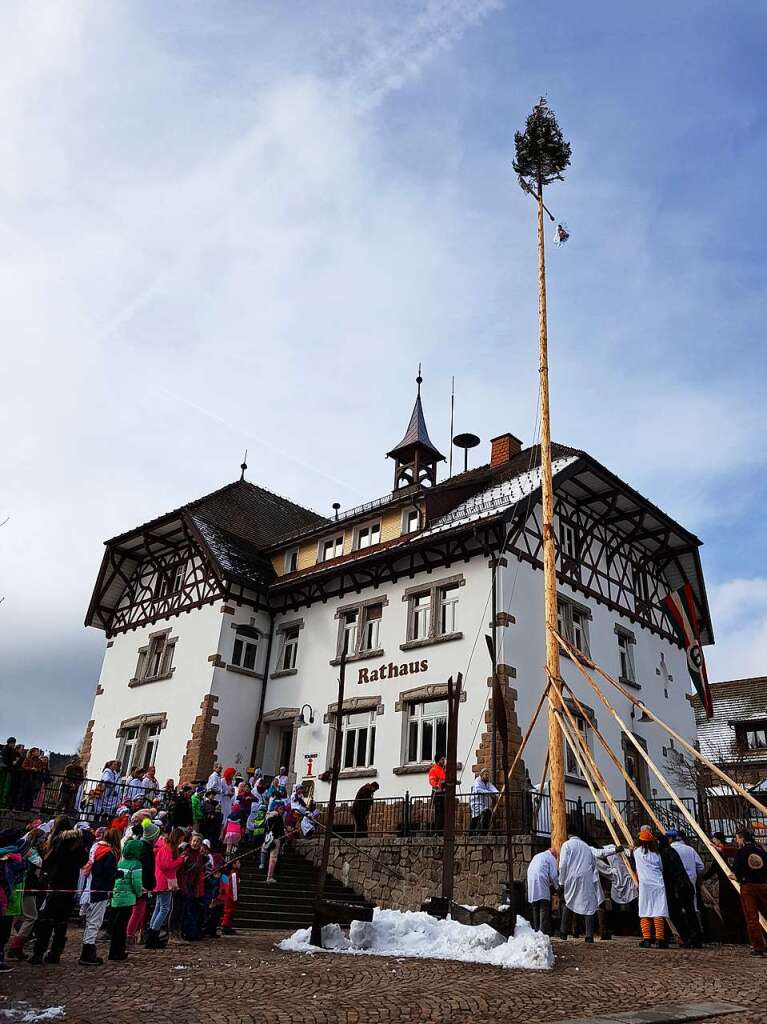 Auch am Rathaus Altglashtten steht der Narrenbaum.