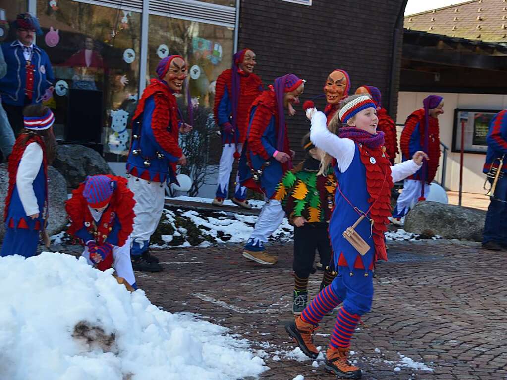 Die letzten Schneereste reichen zur Schneeballschlacht.