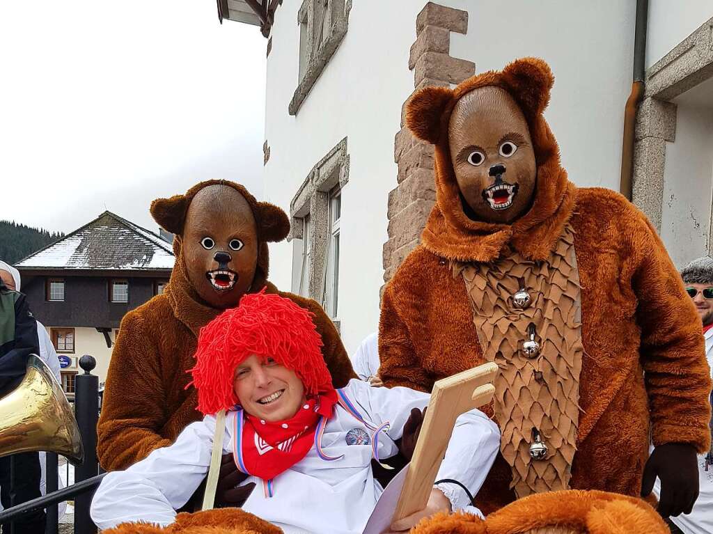 Die Bren tragen in Feldberg Brgermeister Johannes Albrecht aus dem Rathaus.