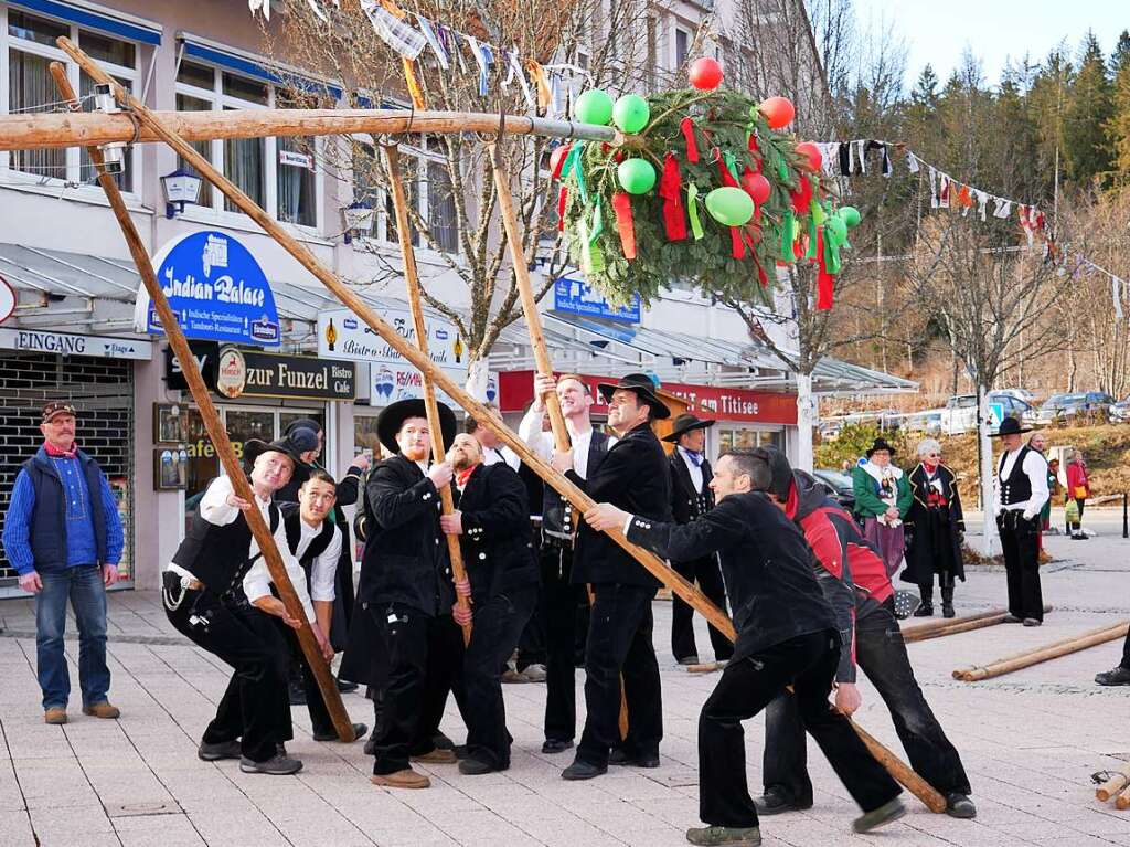 Die Zimmerer  stemmen  den Baum in die Hhe.