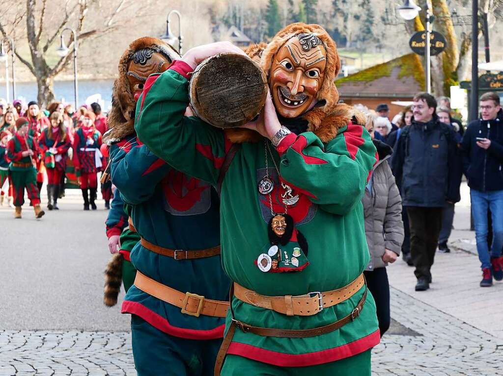 Die Seeruber schleppen den Narrenbaum.