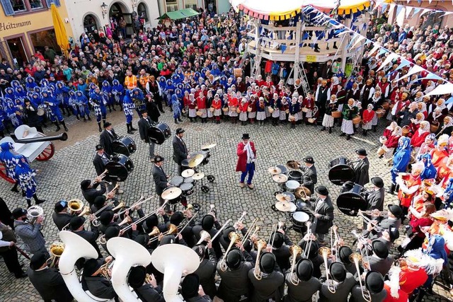 Die Narren haben das Rathaus erobert, die Strau Schoeh Schlurbi kann aufspielen  | Foto: Hans-Peter Mller