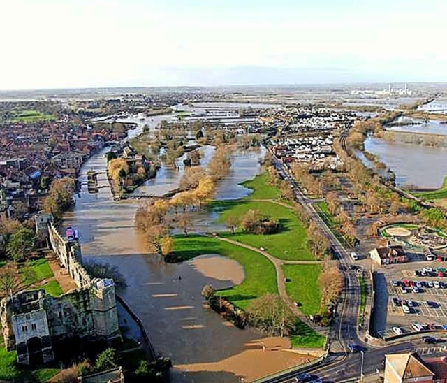 Land unter in  Newark &#8211; nach den...11; und die Sorge vor weiterem Regen.   | Foto: Richard Mitvhell