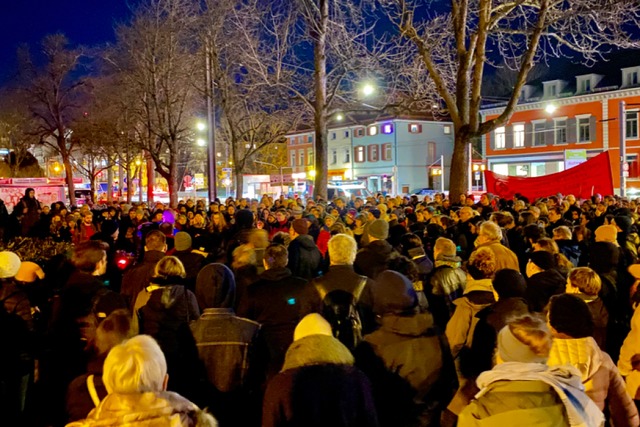 Einige Hundert Menschen kamen am Donne...u einer Mahnwache gegen rechte Gewalt.  | Foto: Konstantin Grlich
