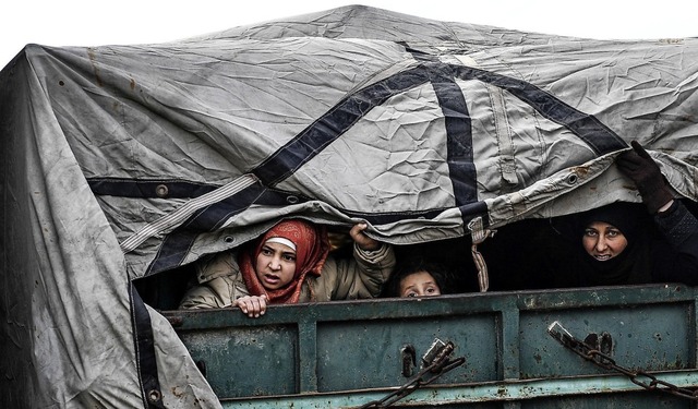 Zivilisten fliehen aus der Provinz Idlib.  | Foto: Uncredited (dpa)