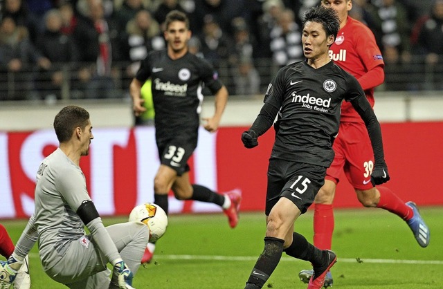 Daichi Kamada (schwarzes Trikot, Numme...rifft hier zum 2:0 fr die Eintracht.   | Foto: DANIEL ROLAND (AFP)