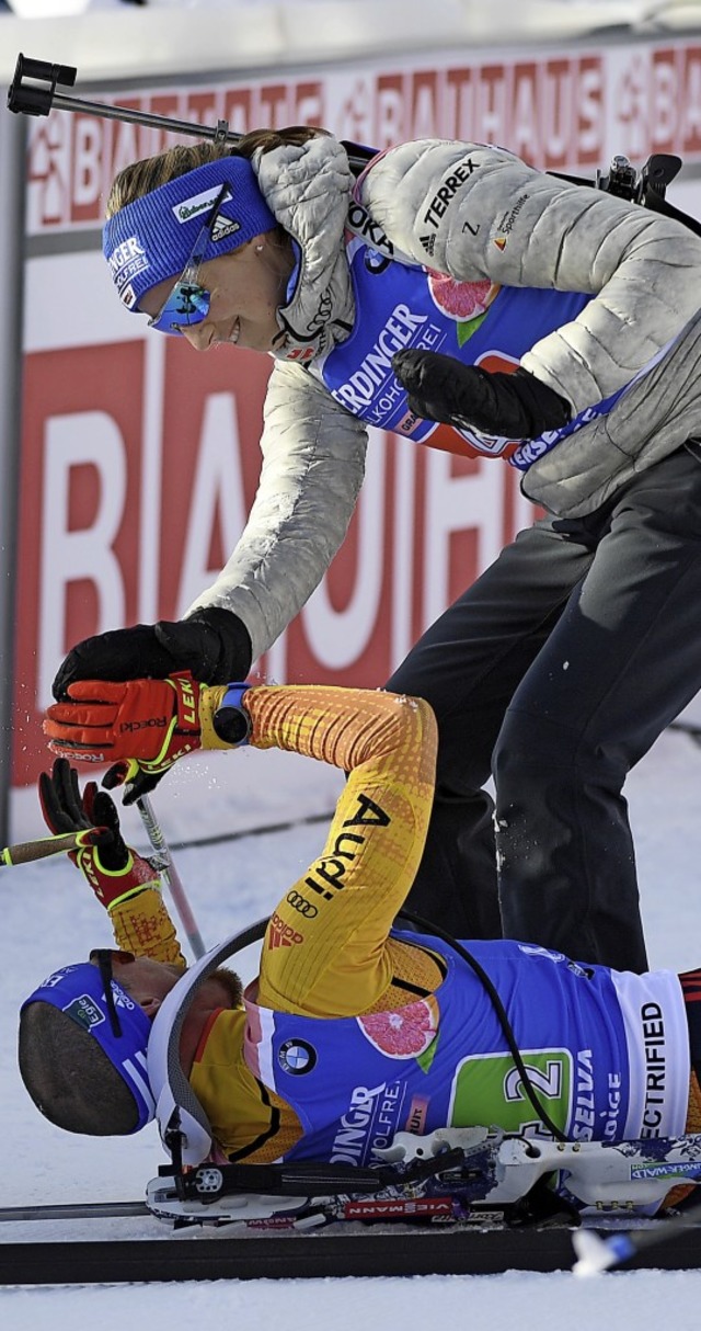 Erik Lesser liegt ausgepumpt im Schnee...u ber die gewonnene Silbermedaille.   | Foto: Hendrik Schmidt (dpa)