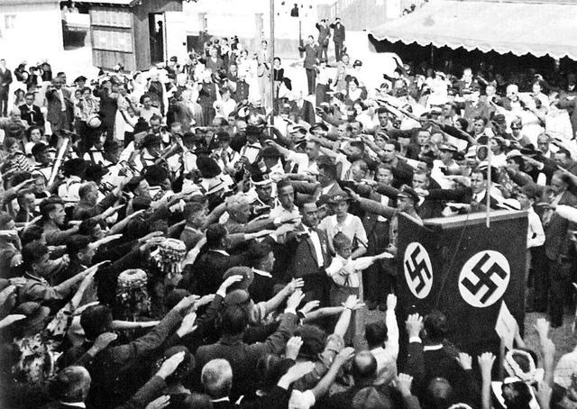 Waldkircher mit Hitler-Gru nach einer...llmayer bei der Tausendjahrfeier 1936.  | Foto: Stadtarchiv