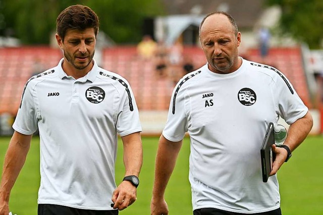 Dass Dennis Bhrer (links) und Axel Si... Fuballinteressierter am Kaiserstuhl.  | Foto: Patrick Seeger