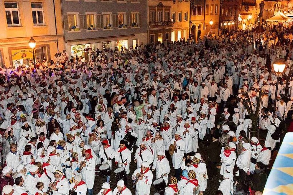Etwa 4000 Narren hatten sich auf dem Marktplatz in Waldkirch versammelt, um die Fasnetseröffnung mitzuerleben. (Foto: Gabriele Zahn) Etwa 4000 Narren hatten sich auf dem Marktplatz in Waldkirch versammelt, um die Fasnetseröffnung mitzuerleben. (Foto: Gabriele Zahn)