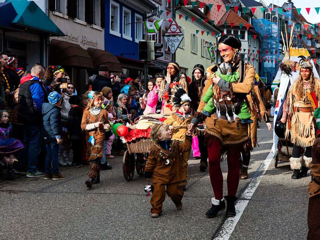 Impressionen vom Kinderschuttigumzug: Schluss des Zuges bildete eine groe Gruppe Indiana-Girls.