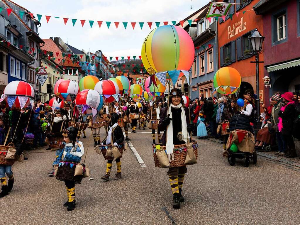 Impressionen vom Kinderschuttigumzug: Am Schluss des Zuges liefen eine groe Gruppe ballonfahrende Abenteurer mit.