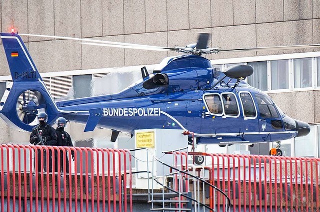 Ein Hubschrauber der Bundespolizei sta...Medizinischen Hochschule Hannover MHH.  | Foto: Julian Stratenschulte (dpa)