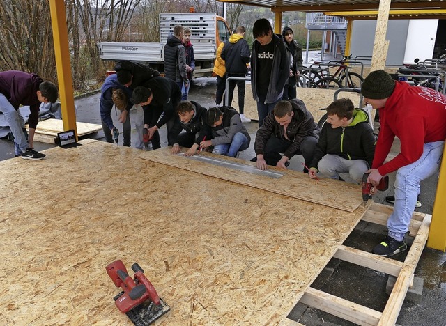 Gleich ist die  Bodenplatte fertig, da...andern an die Wnde des Escape-Rooms.   | Foto: Ulrich Senf