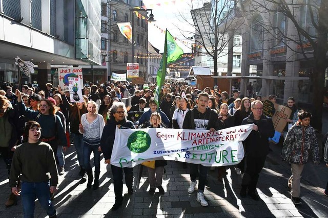 150 Teilnehmer zogen diesen Freitag durch Lrrach  | Foto: Barbara Ruda