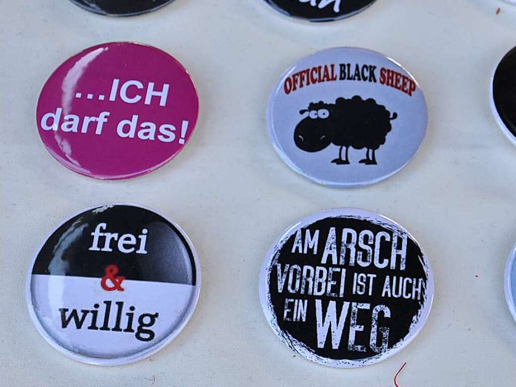 Die Helfenden Hnde verkaufen selbstgemachte Buttons fr den guten Zweck.