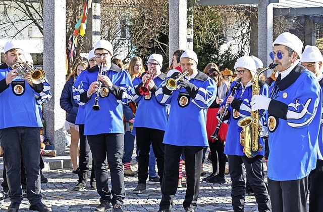 Musikalisch umrahmt wurde das Spektakel auf dem Rathausplatz von der Zunftmusik.  | Foto: Wilfried Dieckmann