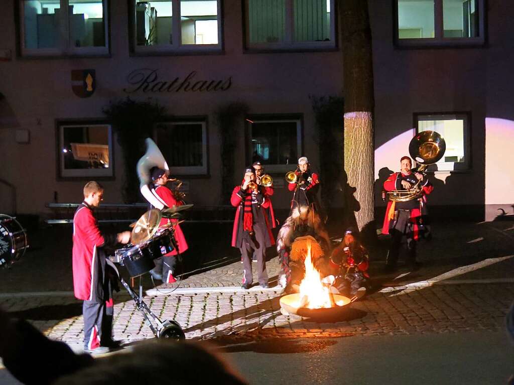 Reute – Feuerschale vor dem Rathaus