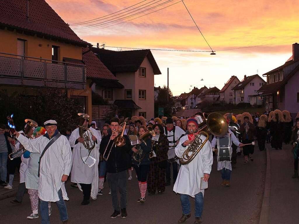 Freiamt – Umzug unter buntem Wolkenschauspiel