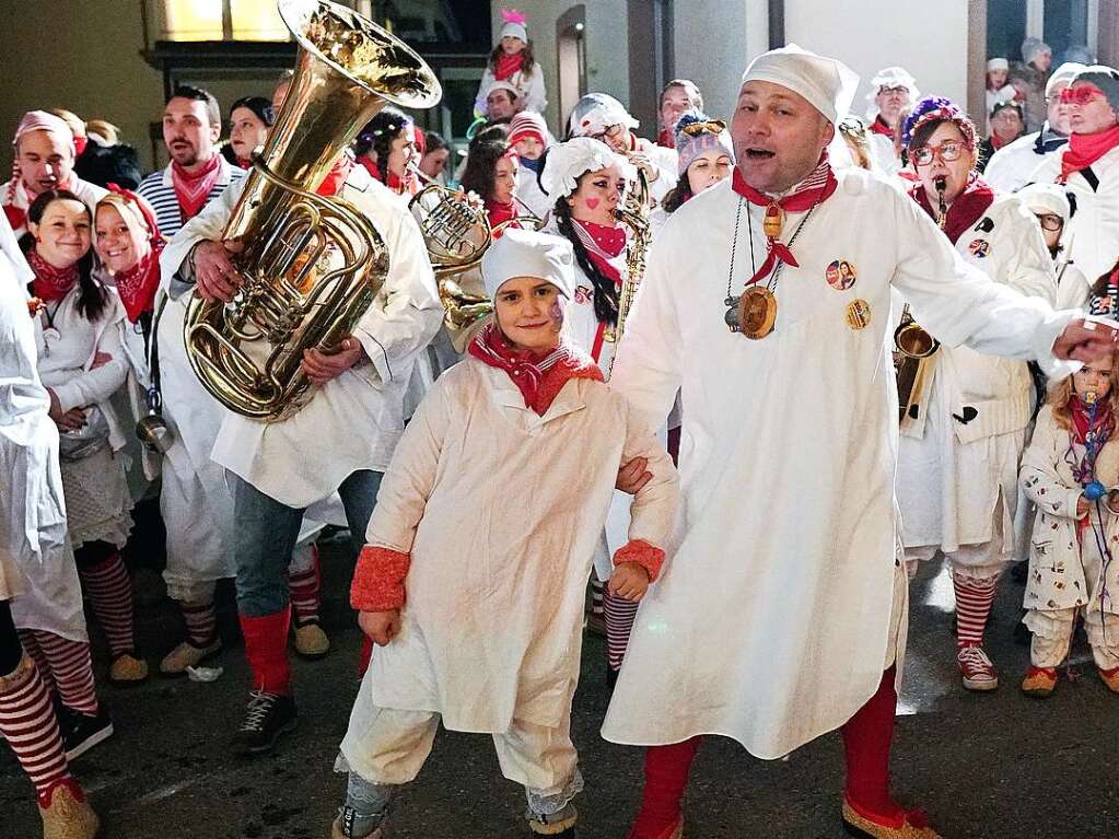 Schmutziger Dunschdig in Wyhl: Jung und alt machten mit beim Hemdglunkerumzug