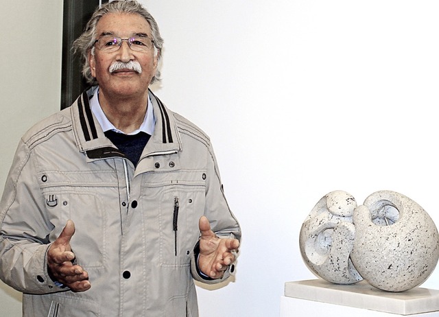 Chodja Sediq neben seiner Skulptur  | Foto: Adelbert Mutz