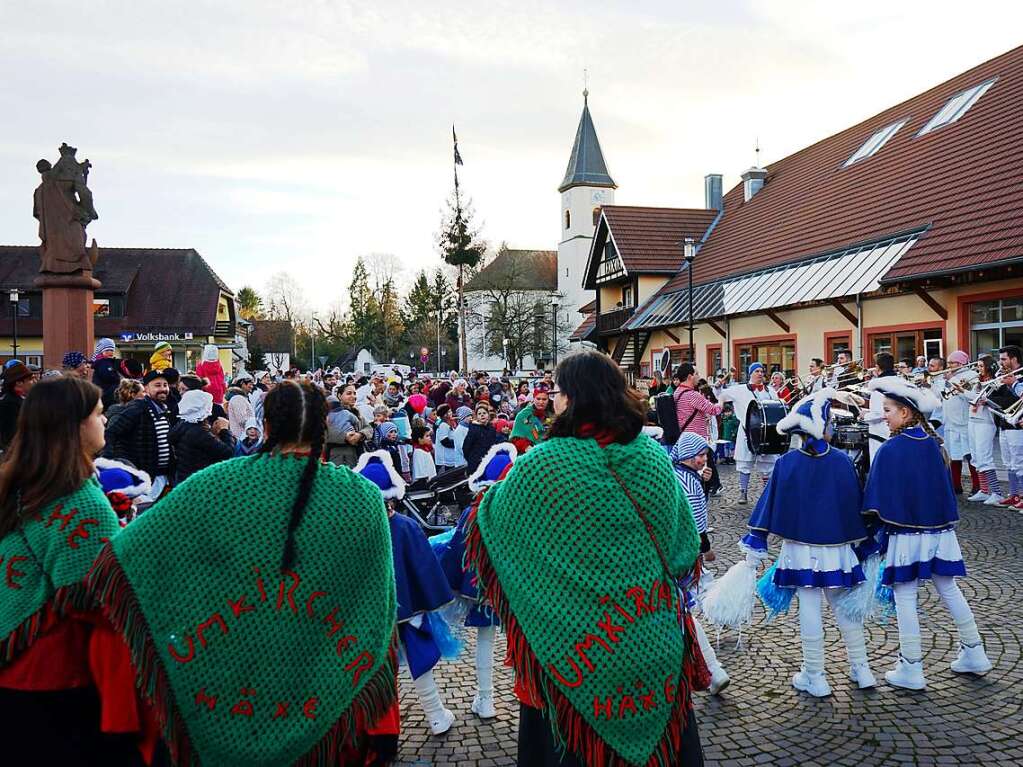 In Umkirch: nrrisches Gedrnge am Gutshofplatz