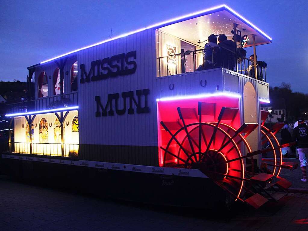 Vor der Btzinger Festhalle haben die Muni-Schlle ihren rollenden Mississippi-Dampfer vorgefahren.