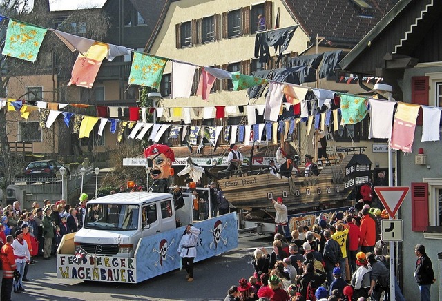 In  Lenzkirch   lieen  die Feldberger...Segelschiff Black Pearl mitschwimmen.   | Foto: Eva Weise