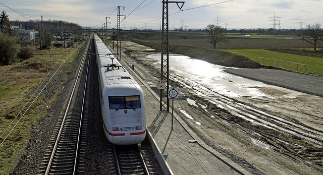 Blick vom Fugngersteg auf die derzeitigen Um- und Ausbaumanahmen bei Auggen  | Foto: Heinz Gttlich