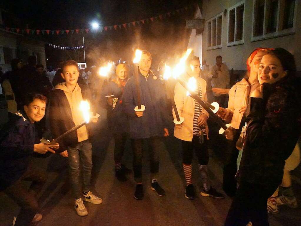 Hemdglunkerumzug in Weisweil: Wenn die Fackeln brennen, kann es losgehen - vom Salme zum Sturm aufs Rathaus